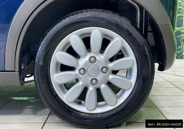 Vehicle photo 9